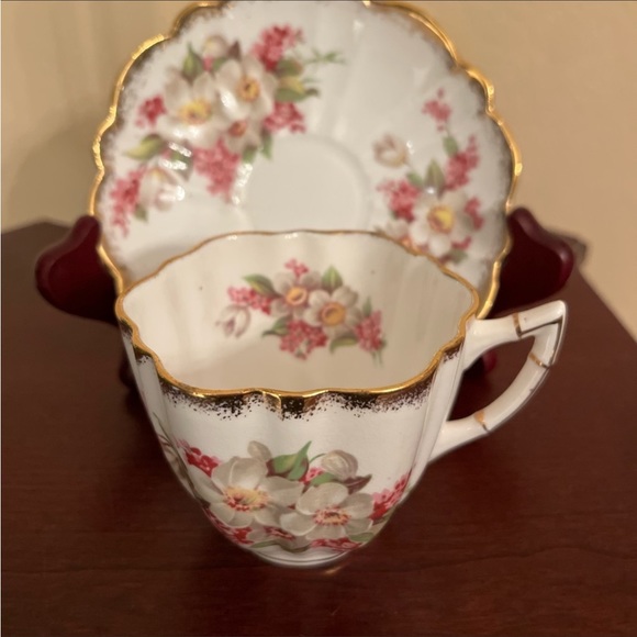 615. VINTAGE VICTORIA BONE CHINA CUP & SAUCER SET - Picture 2 of 5